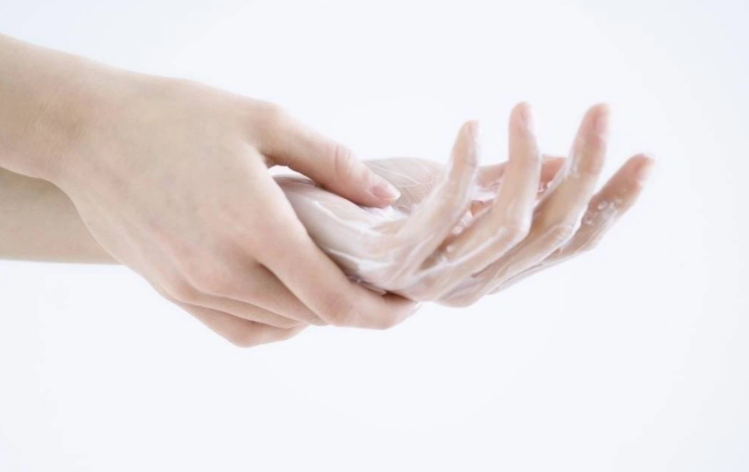 Rửa tay trước và sau khi vệ sinh vùng kín giúp ngăn ngừa vi khuẩn xâm nhập