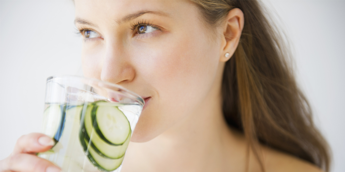 Uống đủ 2 lít nước/ngày giúp da căng bóng mịn màng